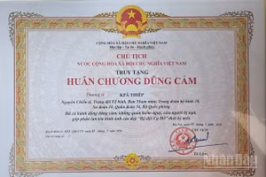 Truy tặng Huân chương Dũng cảm cho Thượng sĩ Kpă Thiêp.