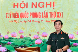 Đại tướng Phan Văn Giang, Ủy viên Bộ Chính trị, Phó Bí thư Quân ủy Trung ương, Phó Thủ tướng Chính phủ, Bộ trưởng Quốc phòng phát biểu tại hội nghị.