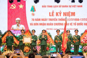 Đại tướng Nguyễn Trọng Nghĩa trao Huân chương Bảo vệ Tổ quốc Hạng Ba cho Bảo tàng Lịch sử Quân sự Việt Nam.