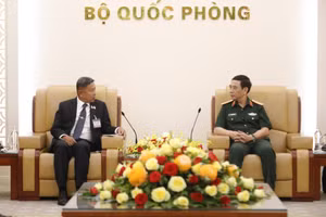 Đại tướng Phan Văn Giang và Trung tướng Adul Boonthumjaroen tại cuộc hội kiến.