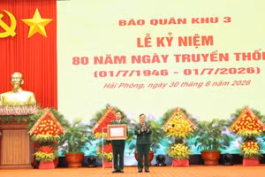 Thừa ủy quyền của Quân ủy Trung ương, Bộ Quốc phòng, Thiếu tướng Khúc Thành Dư, Ủy viên Thường vụ Đảng ủy, Phó Chính ủy Quân khu 3 đã trao bằng khen của Bộ Quốc phòng tặng Báo Quân khu 3.