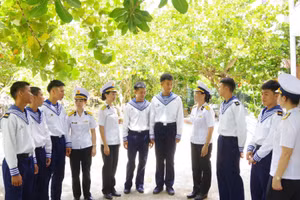 Nữ quân nhân Học viện Hải quân tâm sự cùng chiến sĩ đảo Song Tử Tây.