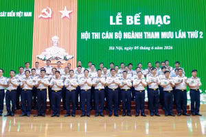Các đại biểu cùng thí sinh tại lễ bế mạc.