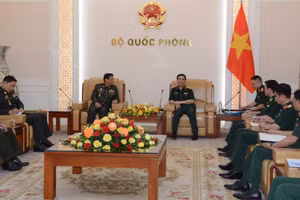 Đại tướng Phan Văn Giang, Ủy viên Bộ Chính trị, Phó Bí thư Quân ủy Trung ương, Phó Thủ tướng Chính phủ, Bộ trưởng Quốc phòng tiếp Đại tướng Prak Sovanna, Quốc vụ khanh Bộ Quốc phòng Campuchia.