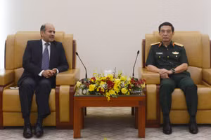 Đại tướng Phan Văn Giang và Đại sứ Sandeep Arya trao đổi tại buổi tiếp.