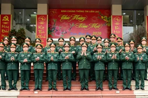 Đại tướng Nguyễn Trọng Nghĩa và lãnh đạo, chỉ huy, đại diện các đơn vị thuộc Binh chủng Thông tin liên lạc.