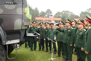 Các đại biểu tham quan mô hình, vật chất huấn luyện.