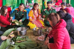Cán bộ, chiến sĩ Trạm thông tin Vi-ba SK9 gói bánh chưng cùng nhân dân Tà Xùa, Sơn La.