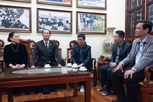 Phó Chủ tịch Quốc hội, Thượng tướng Trần Quang Phương gửi lời chúc mừng năm mới tốt đẹp nhất tới gia đình cố Tổng Bí thư Lê Khả Phiêu.