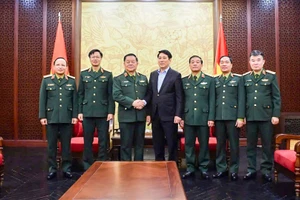 Chủ tịch nước Lương Cường cùng Đại tướng Nguyễn Trọng Nghĩa và đoàn công tác.