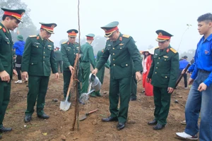 Lãnh đạo Tổng cục Hậu cần-Kỹ thuật cùng cán bộ, chiến sĩ và đoàn viên thanh niên trồng cây sau lễ phát động.