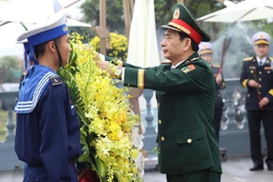 Đại tướng Phan Văn Giang dâng hoa tưởng niệm Đại tướng Võ Nguyên Giáp.