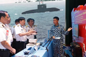 Đội thi giới thiệu về phần mềm quản lý tư tưởng quân nhân.