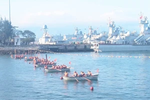 Cán bộ, chiến sĩ Lữ đoàn 162 đua xuồng đầu năm.