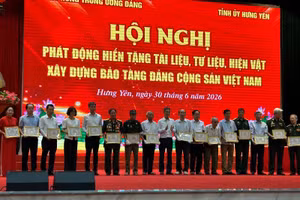 Lãnh đạo Văn phòng Trung ương Đảng trao giấy chứng nhận hiến tặng hiện vật xây dựng Bảo tàng Đảng Cộng sản Việt Nam.