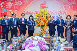 Đồng chí Trịnh Văn Quyết, Ủy viên Bộ Chính trị, Bí thư Trung ương Đảng, Trưởng ban Tuyên giáo và Dân vận Trung ương tặng hoa chúc mừng cán bộ, nhân viên ngành Y tế. 