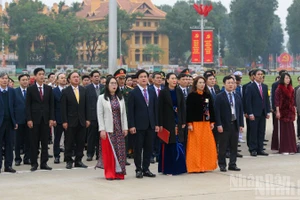 Đoàn đại biểu Bí thư chi bộ xuất sắc trong toàn Đảng năm 2026 báo công dâng Bác. (Ảnh: THẾ ĐẠI)