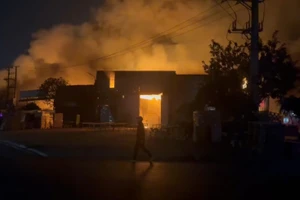 Nhà xưởng ở xã Lạc Đạo tỉnh Hưng Yên bị cháy trong đêm.