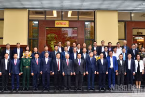 Các đại biểu chụp ảnh lưu niệm. (Ảnh: PHẠM CƯỜNG)