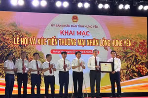 Lãnh đạo tỉnh Hưng Yên trao Chứng nhận “Tri thức trồng và chế biến nhãn lồng Hưng Yên” đưa vào danh mục Di sản quốc gia về văn hóa phi vật thể cho các xã, phường: Hồng Châu, Tân Hưng, Sơn Nam, Tiên Lữ, Khoái Châu, Triệu Việt Vương. (Ảnh: Phạm Hà)