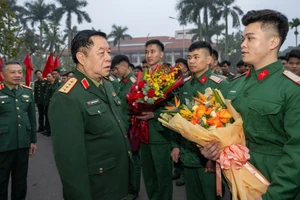 Đại tướng Nguyễn Trọng Nghĩa cùng các thủ trưởng Tổng cục Chính trị trò chuyện thân tình, lắng nghe tâm sự, tình cảm của các hạ sĩ quan, binh sĩ tại buổi gặp mặt.