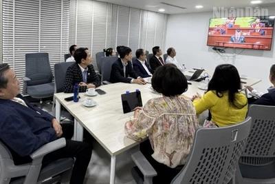 Các thành viên VCBA theo dõi phiên bế mạc Đại hội lần thứ XIV của Đảng Cộng sản Việt Nam. (Ảnh: ĐINH TRƯỜNG)