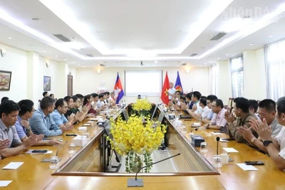 Đông đảo cán bộ, nhân viên Đại sứ quán, đại diện cộng đồng kiều bào, doanh nghiệp, lưu học sinh tại Campuchia tham gia lễ quyên góp. (Ảnh: HUY VŨ)