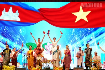 Biểu diễn nghệ thuật tại Lễ kỷ niệm 80 năm Quốc khánh Việt Nam được tổ chức tại Phnom Penh, Campuchia. (Ảnh: ĐINH TRƯỜNG)