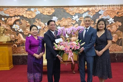 Đại sứ Buakeo Phumvongsay và Phu nhân tặng hoa chúc mừng Đại sứ Nguyễn Minh Vũ và Phu nhân nhân dịp kỷ niệm 80 năm Cách mạng Tháng Tám thành công và Quốc khánh Việt Nam.