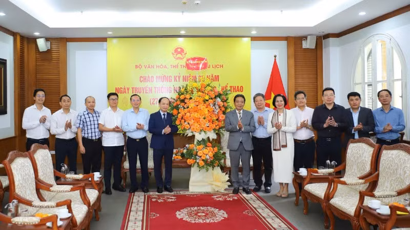 Đoàn công tác Ban Tuyên giáo và Dân vận Trung ương tặng hoa chúc mừng Bộ Văn hóa, Thể thao và Du lịch nhân dịp kỷ niệm 80 năm Ngày truyền thống ngành thể dục thể thao. (Ảnh: VIỆT HÙNG)