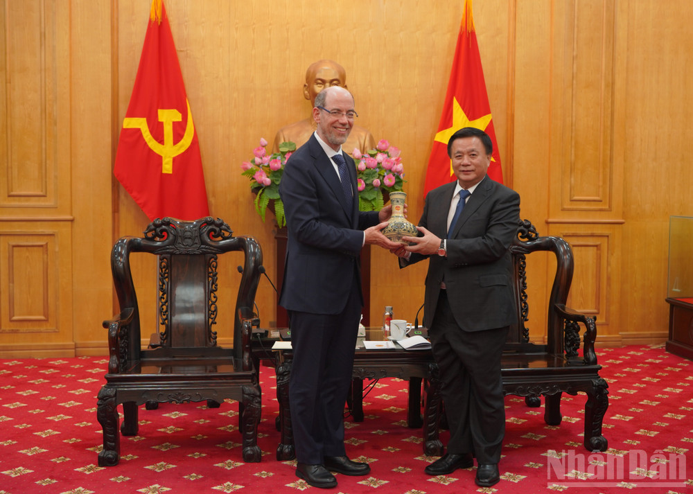 Đồng chí Nguyễn Xuân Thắng trao quà lưu niệm cho ông Doron Avnin. (Ảnh: HOÀNG LÂM) ndo_br_anh-4.jpg