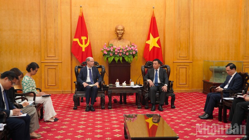 Quang cảnh buổi làm việc. (Ảnh: HOÀNG LÂM)