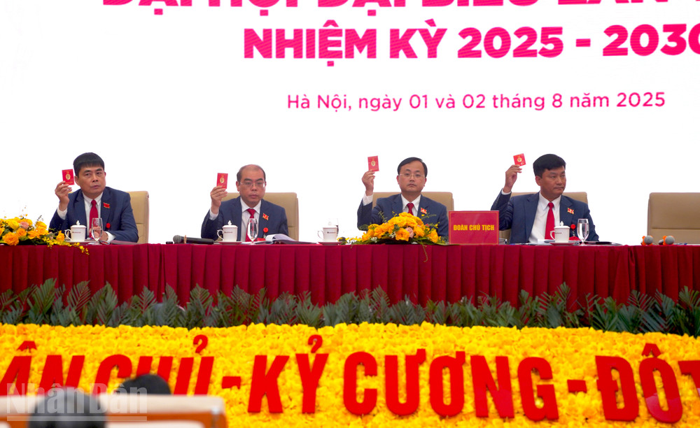 Các đại biểu tiến hành biểu quyết tại đại hội. ndo_bl_anh-bieu-quyet.jpg