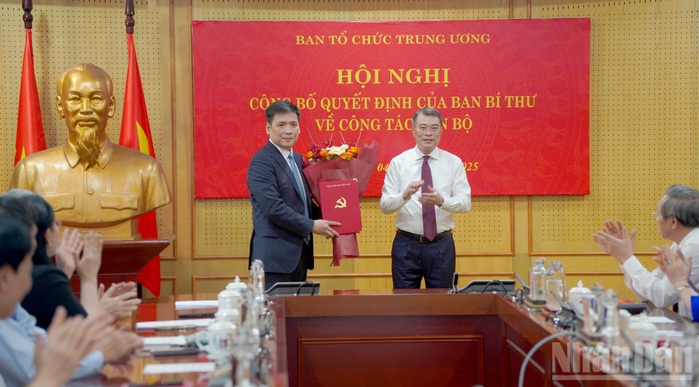 Đồng chí Lê Minh Hưng trao Quyết định, tặng hoa, chúc mừng đồng chí Nguyễn Thanh Bình. ndo_br_anh-1.jpg