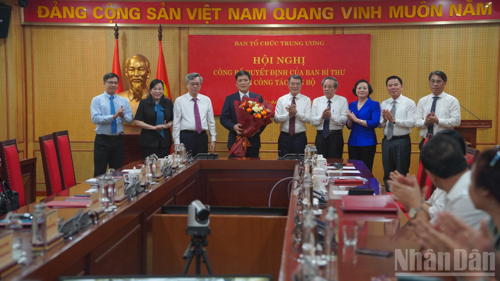 Tập thể lãnh đạo Ban Tổ chức Trung ương tặng hoa, chúc mừng đồng chí Nguyễn Thanh Bình. (Ảnh: HẢI ĐĂNG) ndo_br_dsc01533.jpg