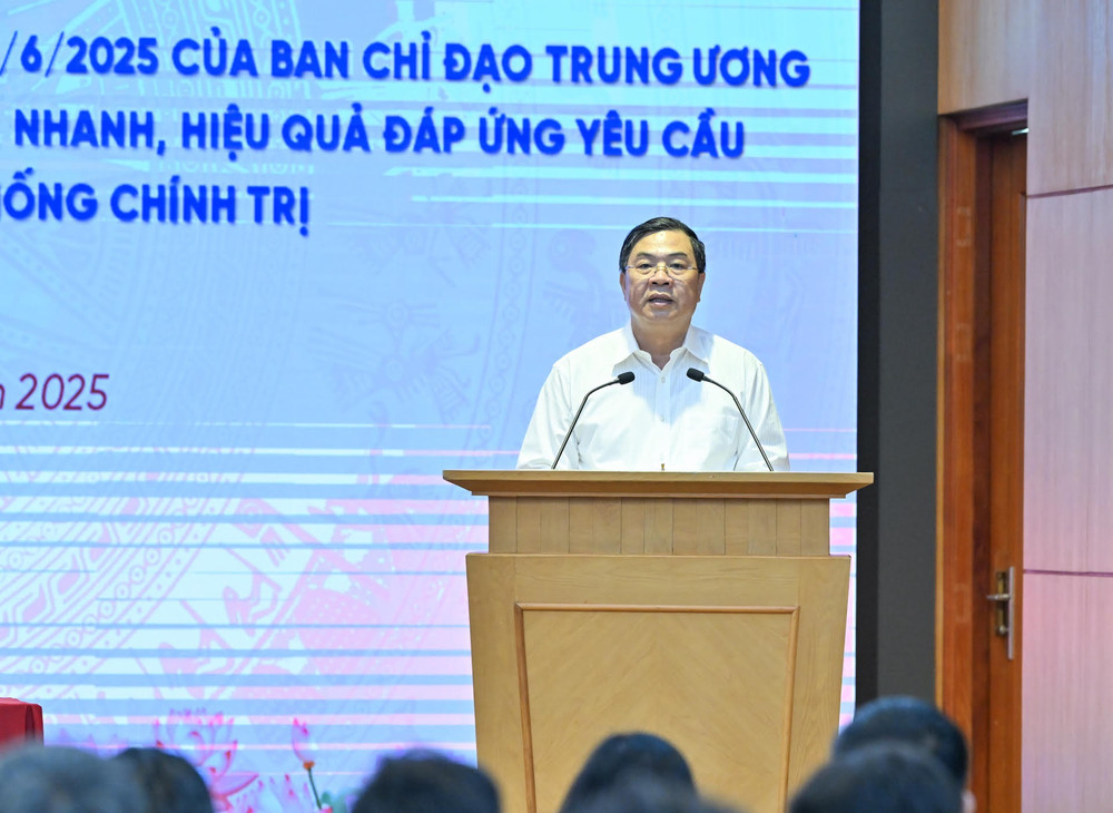 Đồng chí Phạm Gia Túc, Phó Chánh Văn phòng Trung ương Đảng, Ủy viên Thường trực Ban Chỉ đạo đã trình bày, quán triệt các nội dung trọng tâm của Kế hoạch số 02-KH/BCĐTW. (Ảnh: DUY LINH) anh-2.jpg