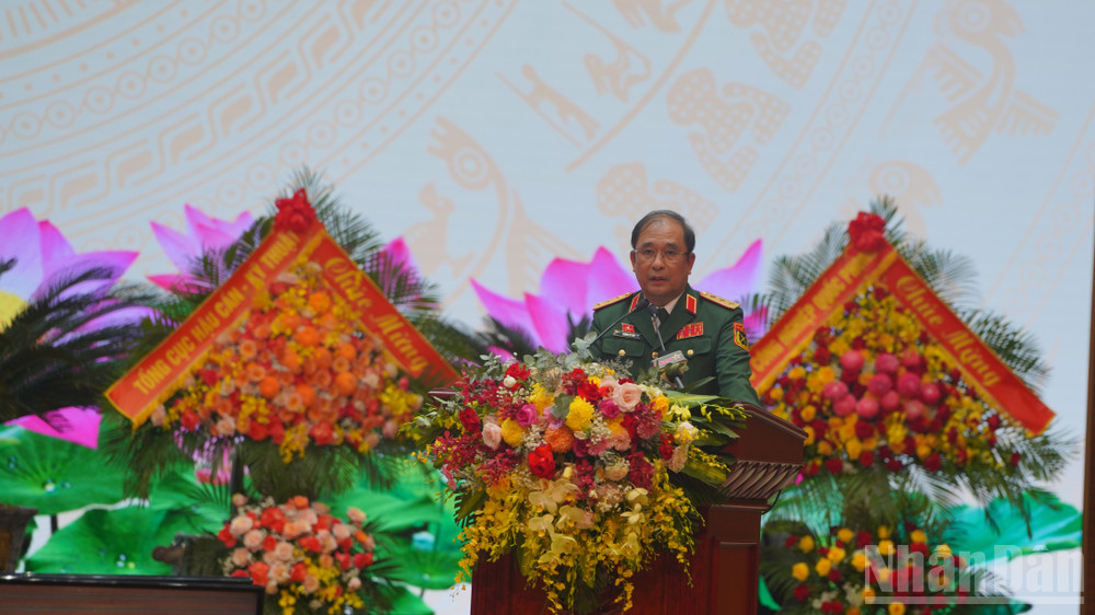 Đồng chí Thượng tướng Phùng Sĩ Tấn trình bày Báo cáo chính trị tại đại hội. ndo_br_anh-5.jpg