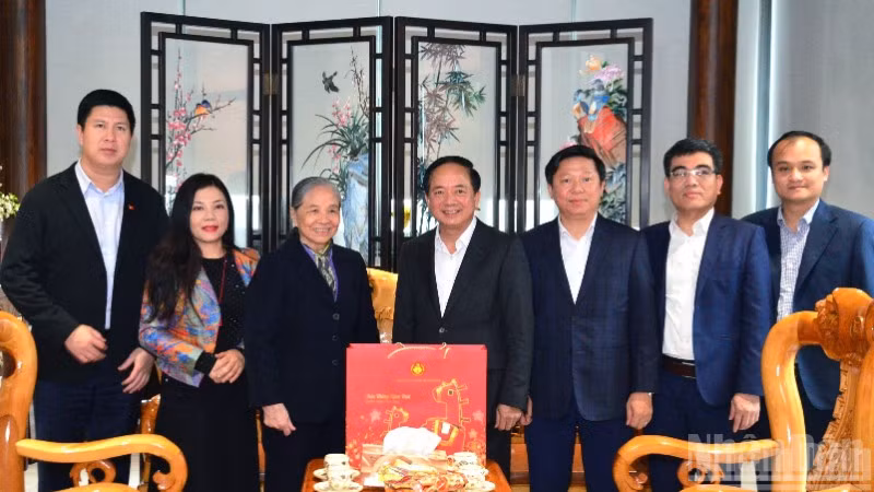 Đồng chí Trịnh Văn Quyết, Ủy viên Bộ Chính trị, Bí thư Trung ương Đảng, Trưởng Ban Tuyên giáo và Dân vận Trung ương thăm, chúc Tết gia đình Tổng Bí thư Nguyễn Phú Trọng. (Ảnh: PHẠM CƯỜNG)