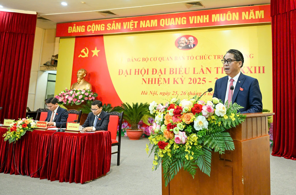 Đồng chí Phan Thăng An, Phó Trưởng ban Tổ chức Trung ương trình bày Báo cáo chính trị tại Đại hội. (Ảnh: DUY LINH) z6744028148674-a91b03aa57f95394e57bc336a9707211.jpg