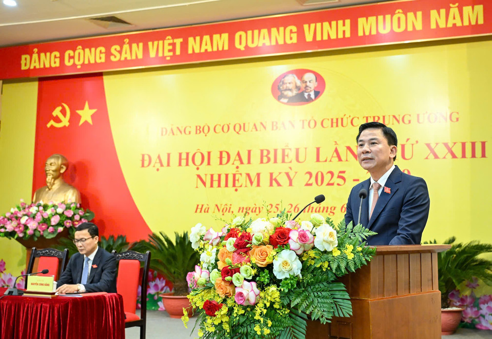 Đồng chí Đỗ Trọng Hưng, Ủy viên Trung ương Đảng, Phó Trưởng ban Tổ chức Trung ương, Bí thư Đảng ủy cơ quan Ban Tổ chức Trung ương phát biểu khai mạc Đại hội. (Ảnh: DUY LINH) z6744028174709-f2584aee1d94e60be693287cd7684f05.jpg