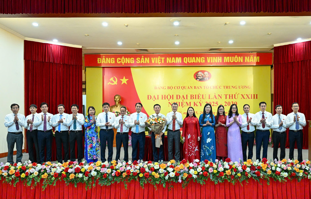 Đồng chí Lê Minh Hưng tặng hoa, chúc mừng Ban chấp hành Đảng bộ cơ quan Ban Tổ chức Trung ương, nhiệm kỳ 2025-2030. (Ảnh: DUY LINH) anh-9.jpg