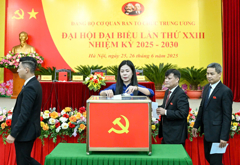 Các đại biểu tiến hành bỏ phiếu bầu Ban Chấp hành Đảng bộ cơ quan Ban Tổ chức Trung ương. (Ảnh: DUY LINH) z6744028161170-3b7121a2df1d53ca7d9066768c5e3f48.jpg