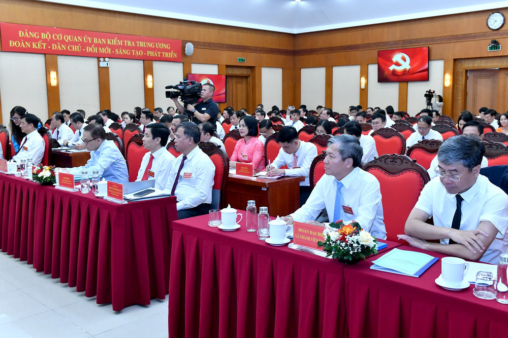 Các đại biểu lắng nghe các báo cáo được trình bày tại Đại hội. (Ảnh: ĐĂNG KHOA) anh-8.jpg