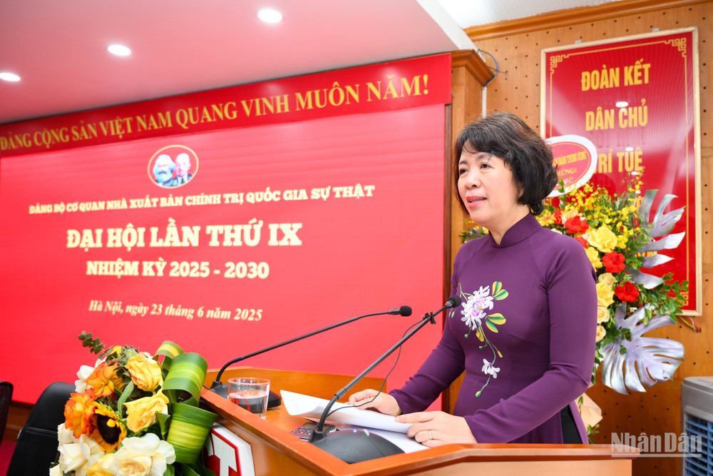 Đồng chí Nguyễn Thị Hoàng Vân, Phó Bí thư Đảng ủy các cơ quan Đảng Trung ương phát biểu chỉ đạo Đại hội. anh-10.jpg