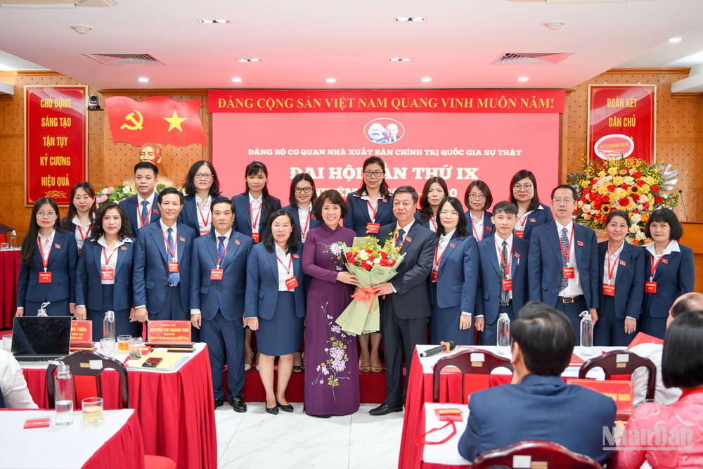 Đồng chí Nguyễn Thị Hoàng Vân tặng hoa, chúc mừng Ban Chấp hành Đảng bộ cơ quan Nhà xuất bản Chính trị quốc gia Sự thật nhiệm kỳ 2025-2030. anh-14.jpg