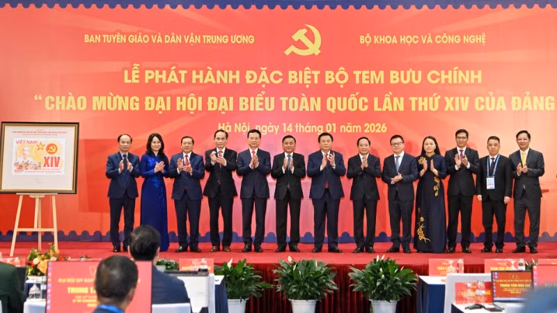 Các đồng chí lãnh đạo Đảng, Nhà nước dự Lễ phát hành đặc biệt bộ tem bưu chính "Chào mừng Đại hội đại biểu toàn quốc lần thứ XIV của Đảng". 