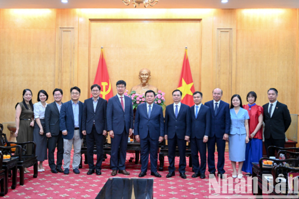 Lãnh đạo Học viện Chính trị quốc gia Hồ Chí Minh chụp ảnh lưu niệm cùng đại diện Tổ hợp Samsung tại Việt Nam. (Ảnh: THẾ ĐẠI) hvctqg-3994-1827.jpg