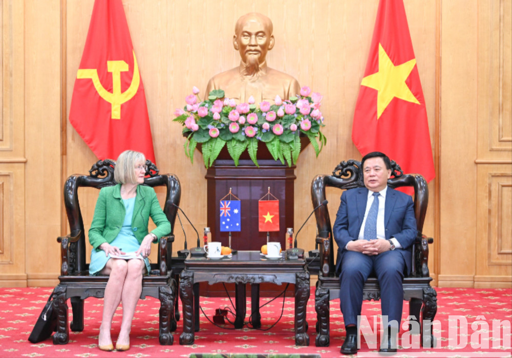 Đồng chí Nguyễn Xuân Thắng, Ủy viên Bộ Chính trị, Giám đốc Học viện Chính trị quốc gia Hồ Chí Minh, Chủ tịch Hội đồng Lý luận Trung ương trao đổi với Đại sứ Australia tại Việt Nam về quan hệ hợp tác giữa hai bên trong thời gian tới. (Ảnh: THẾ ĐẠI) hvctqg-3543-5025.jpg