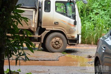 Mưa xuống, bê tông nhựa bị xói tạo thành hố sâu như những bẫy trên đường.