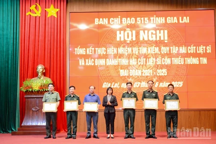 Đồng chí Nguyễn Thị Thanh Lịch trao Bằng khen tặng 6 tập thể và 14 cá nhân có thành tích trong thực hiện nhiệm vụ tìm kiếm, quy tập hài cốt liệt sĩ và xác định danh tính hài cốt liệt sĩ còn thiếu thông tin giai đoạn 2021-2025.